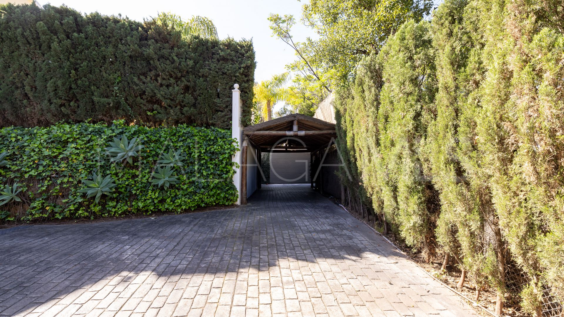 Villa for sale in Calahonda
