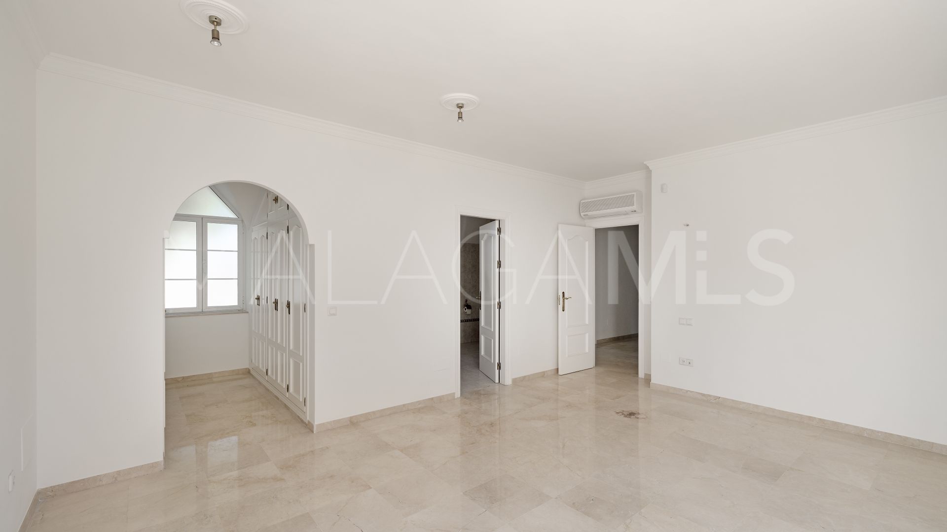 Villa for sale in Calahonda
