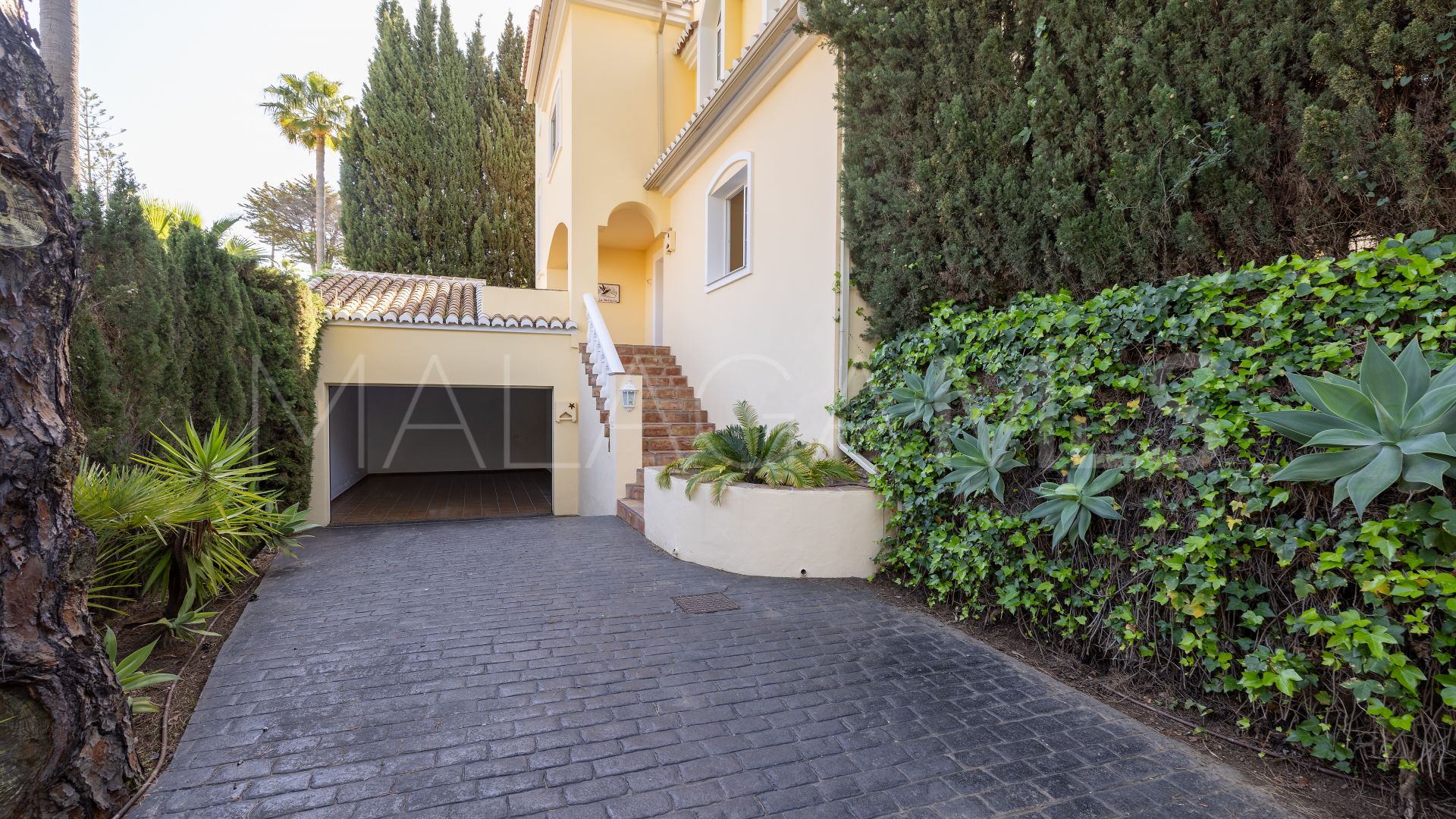 Villa for sale in Calahonda