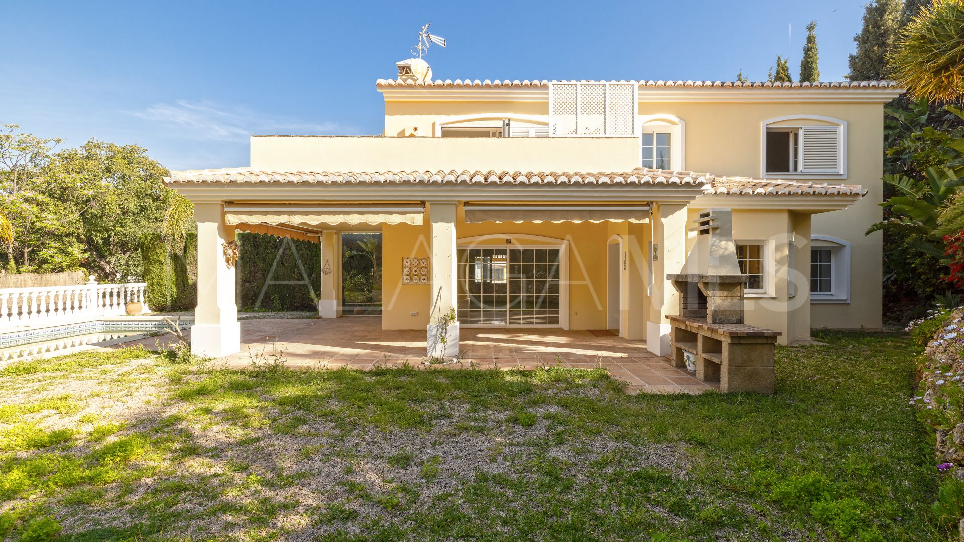 Villa for sale in Calahonda