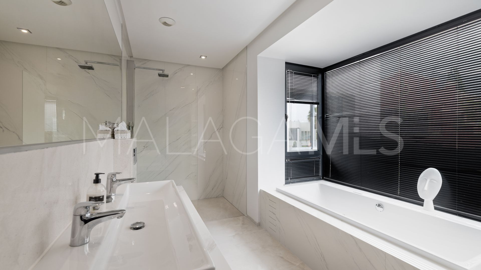 Villa for sale in Altos de Puente Romano