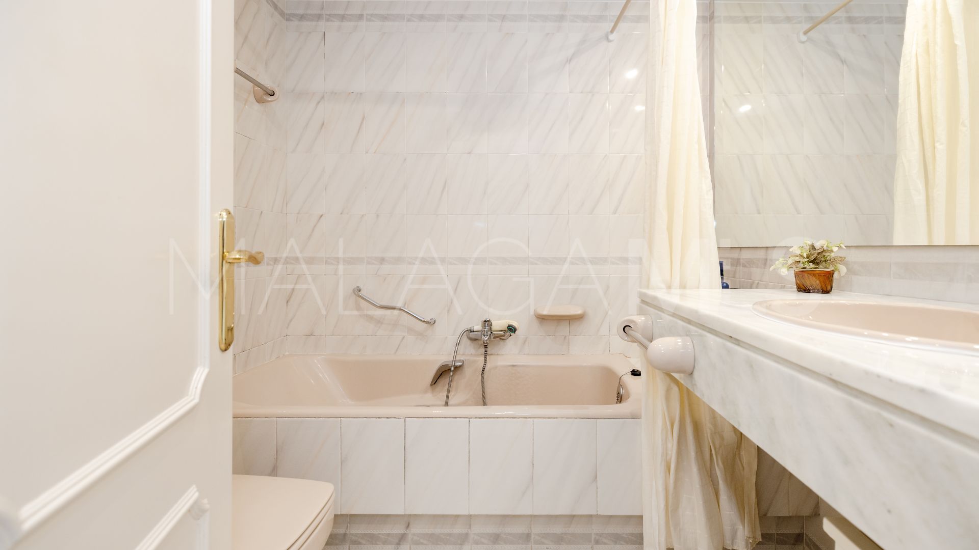 For sale apartment in Golden Beach