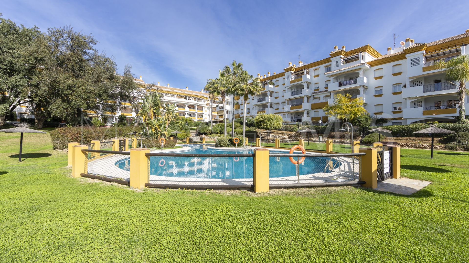 For sale ground floor apartment with 2 bedrooms in Los Pinos de Nagüeles