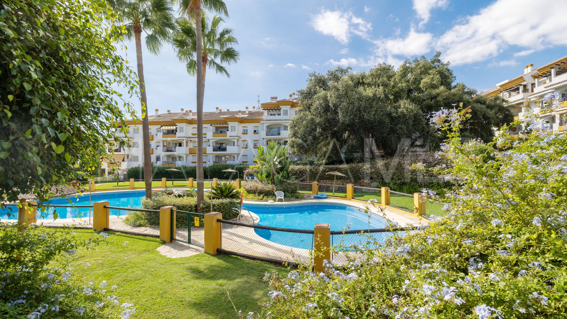 For sale ground floor apartment with 2 bedrooms in Los Pinos de Nagüeles