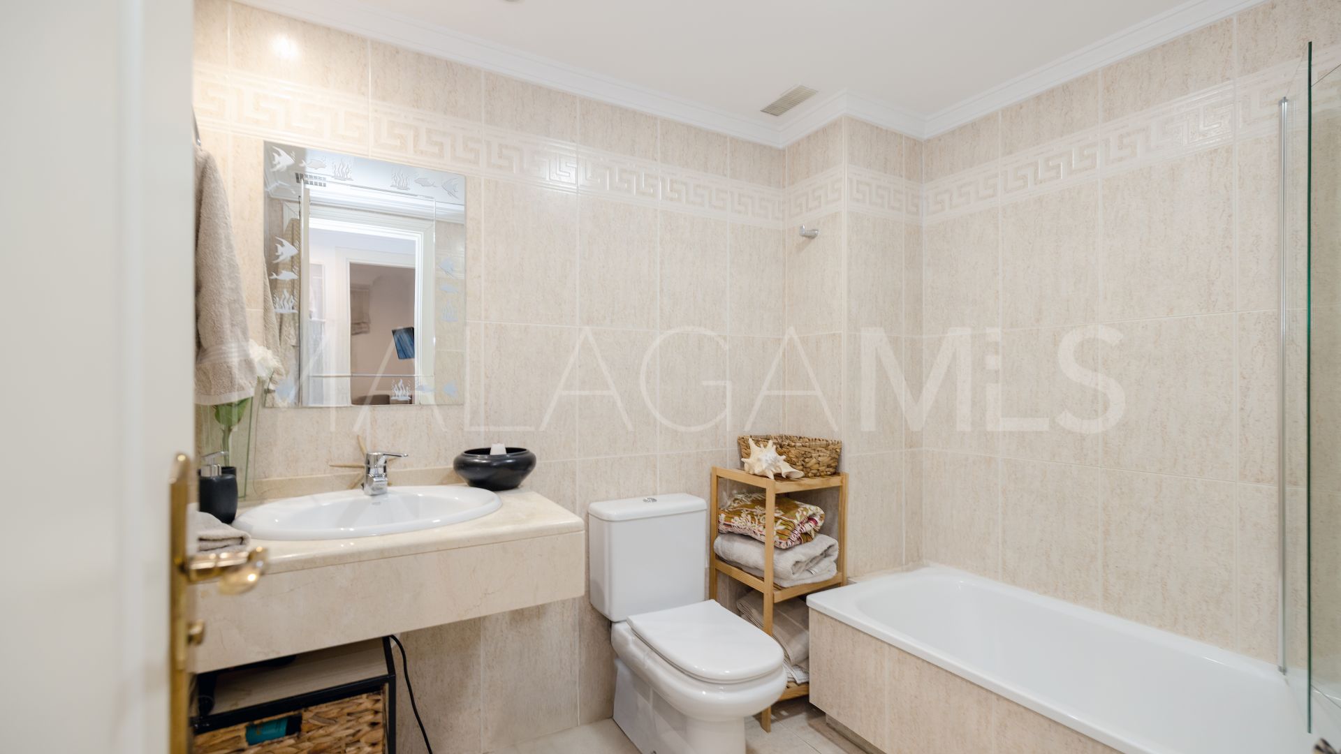 For sale ground floor apartment with 2 bedrooms in Los Pinos de Nagüeles