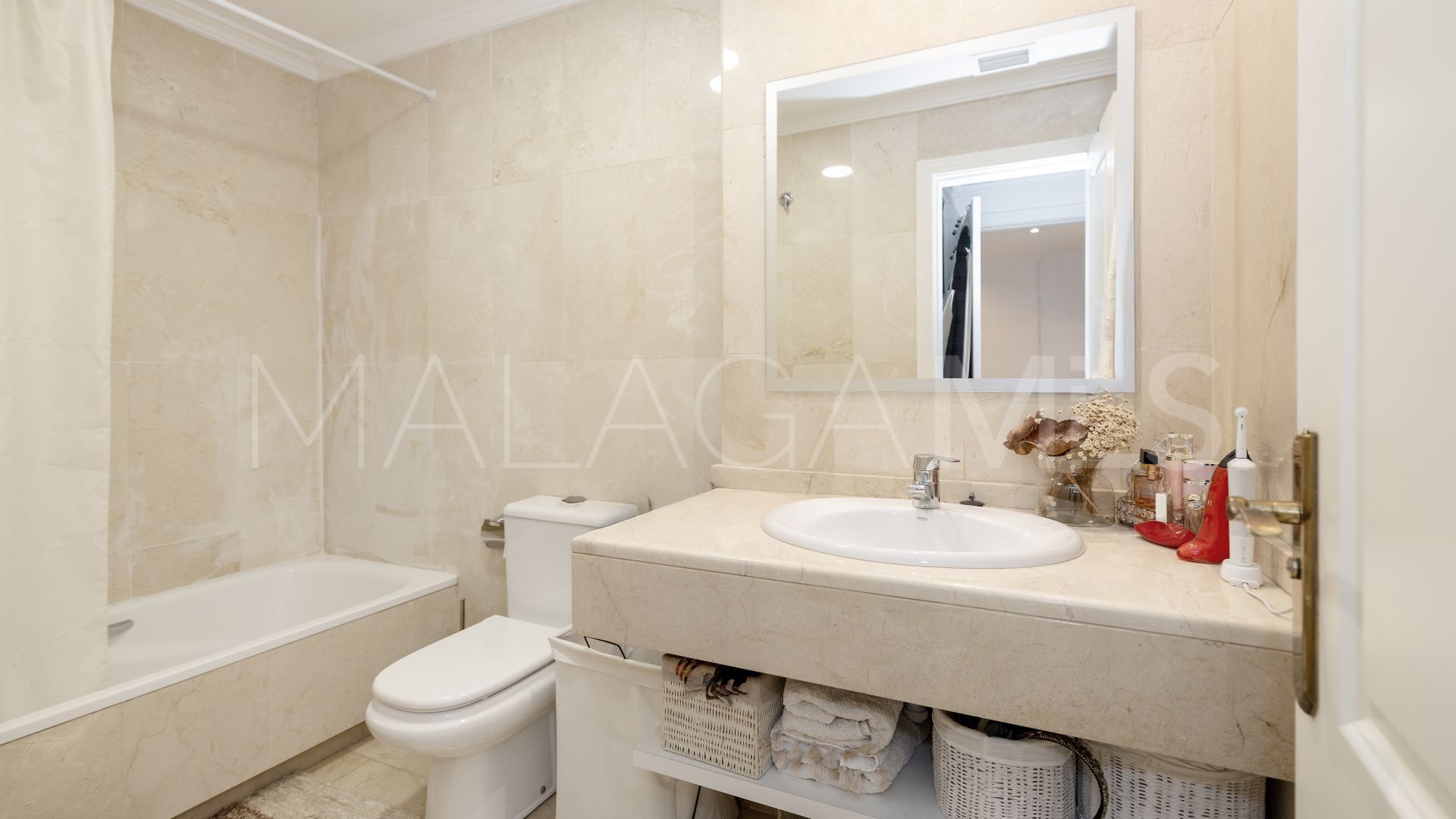 For sale ground floor apartment with 2 bedrooms in Los Pinos de Nagüeles