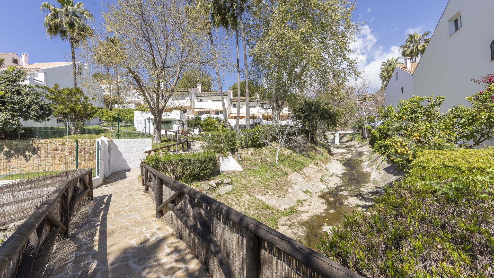 For sale El Capricho town house
