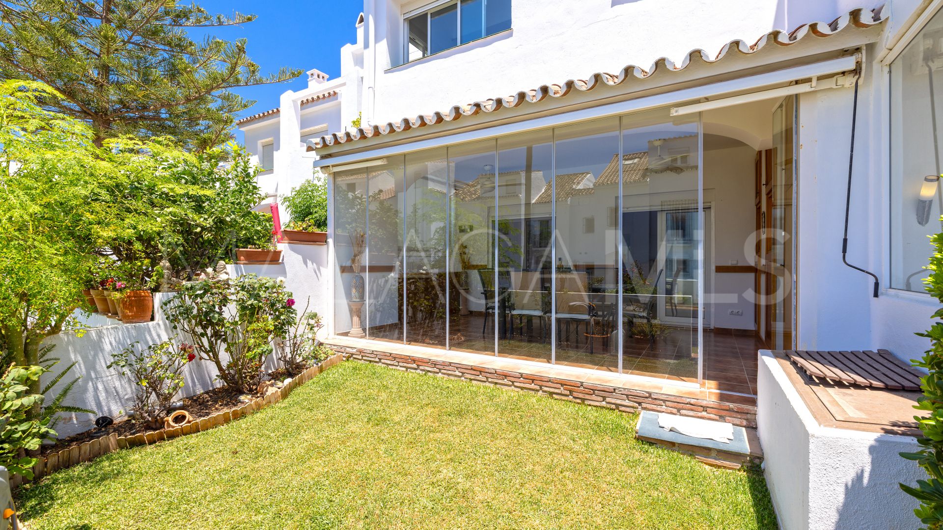 Adosado a la venta in Las Chapas with 4 bedrooms