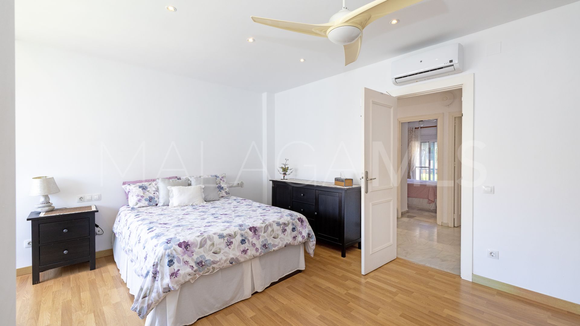 Adosado a la venta in Las Chapas with 4 bedrooms