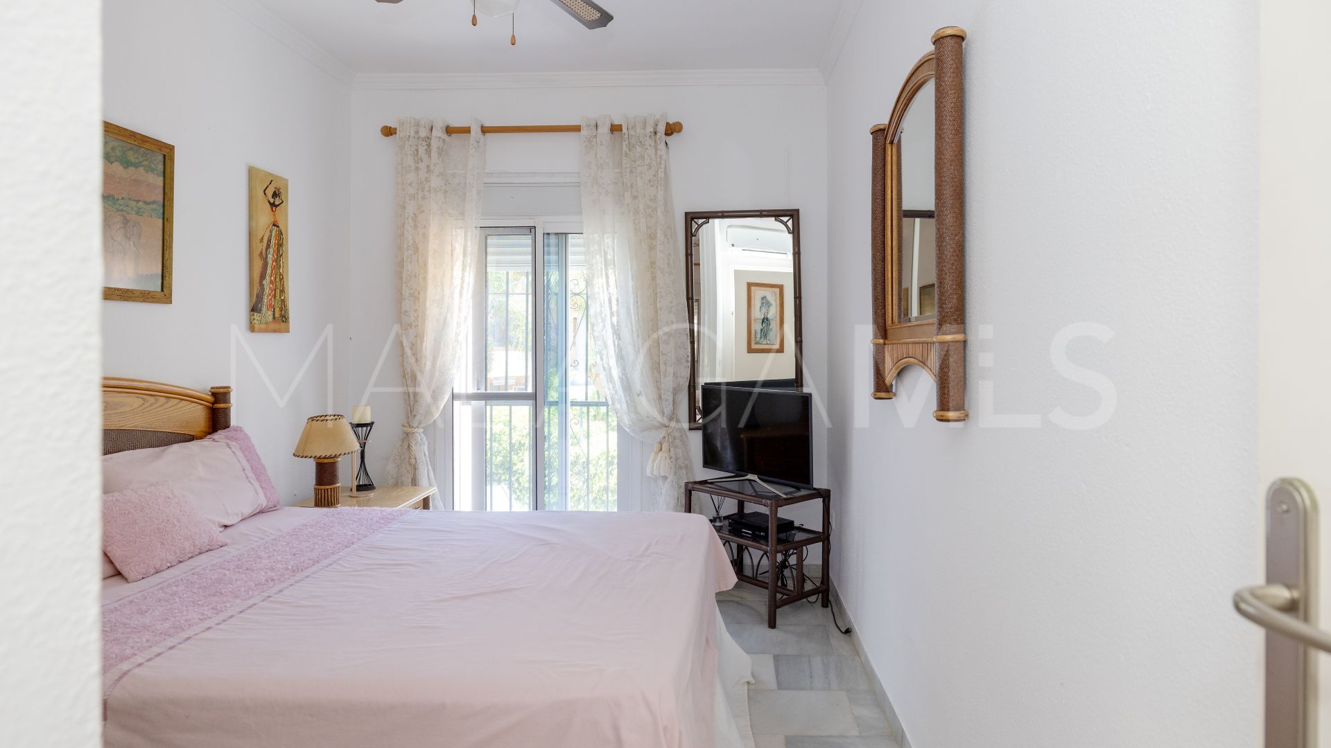 Adosado a la venta in Las Chapas with 4 bedrooms