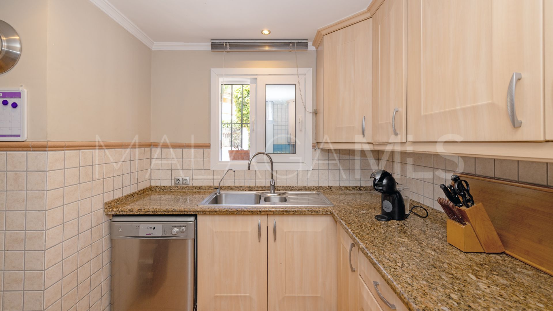 Adosado a la venta in Las Chapas with 4 bedrooms