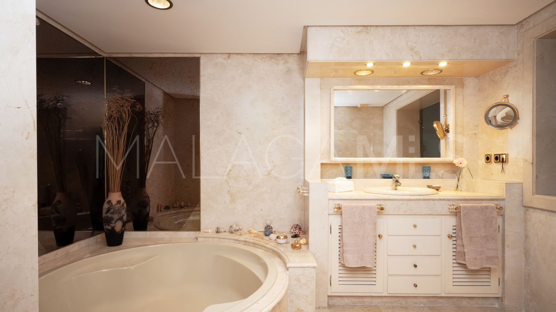 Villa for sale in Los Monteros Playa