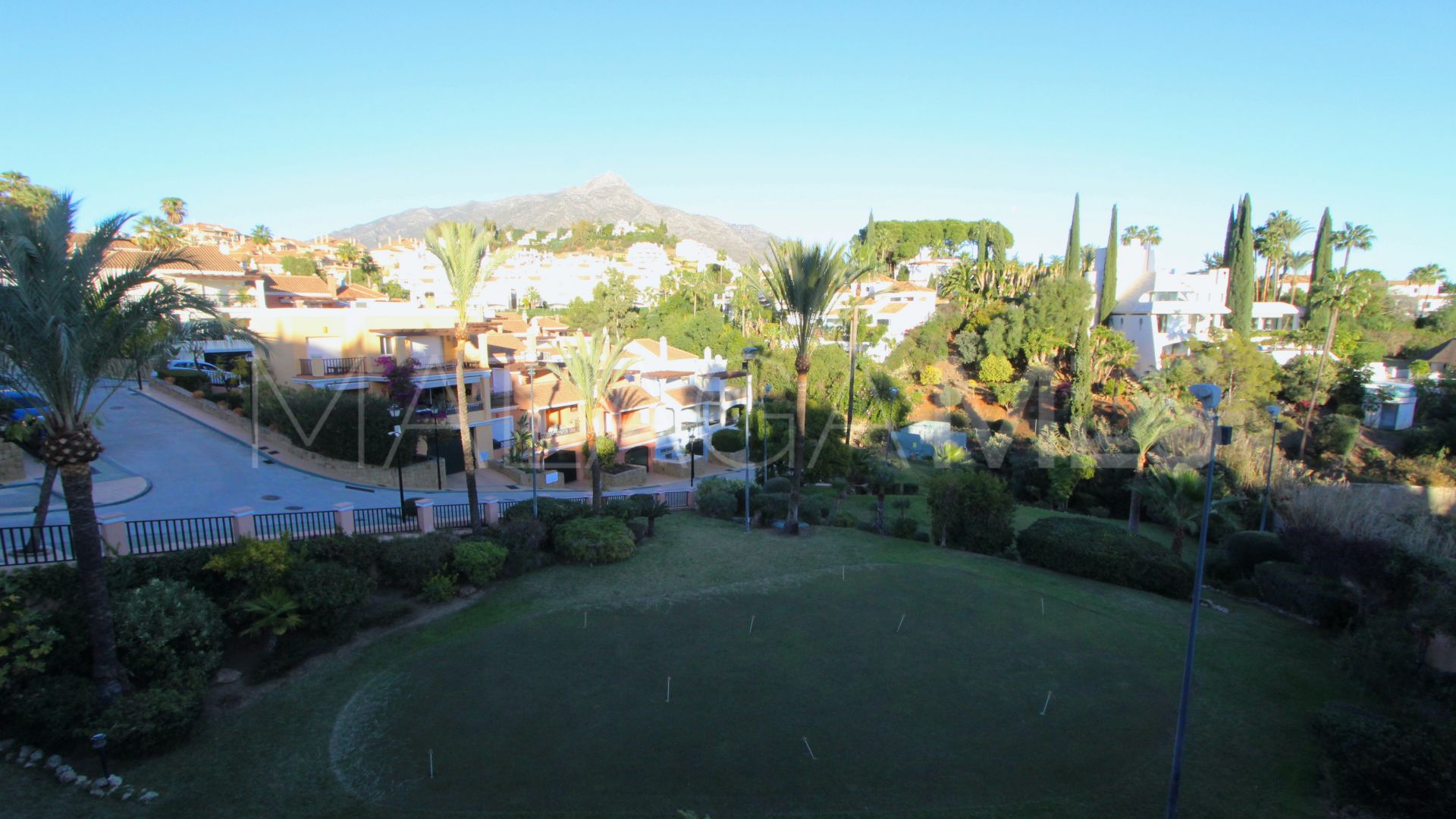 For sale town house with 4 bedrooms in Nueva Andalucia