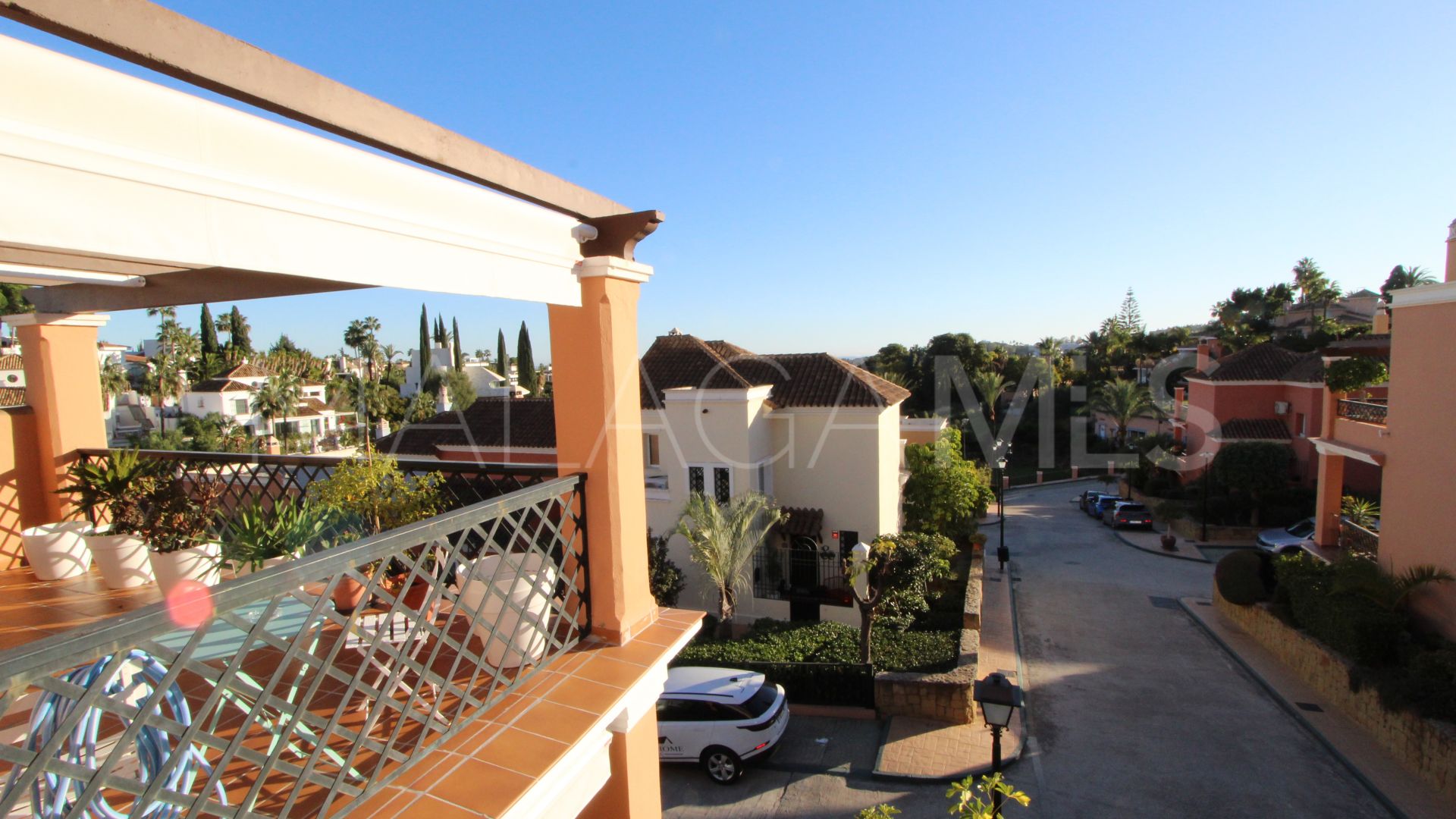 For sale town house with 4 bedrooms in Nueva Andalucia