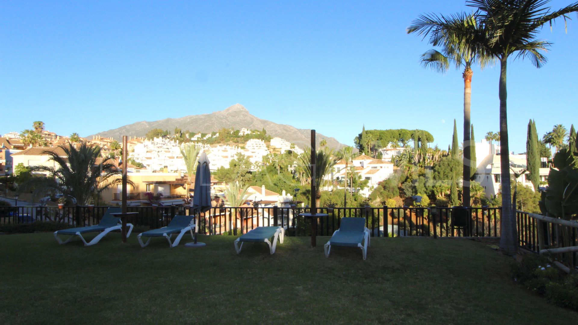 For sale town house with 4 bedrooms in Nueva Andalucia