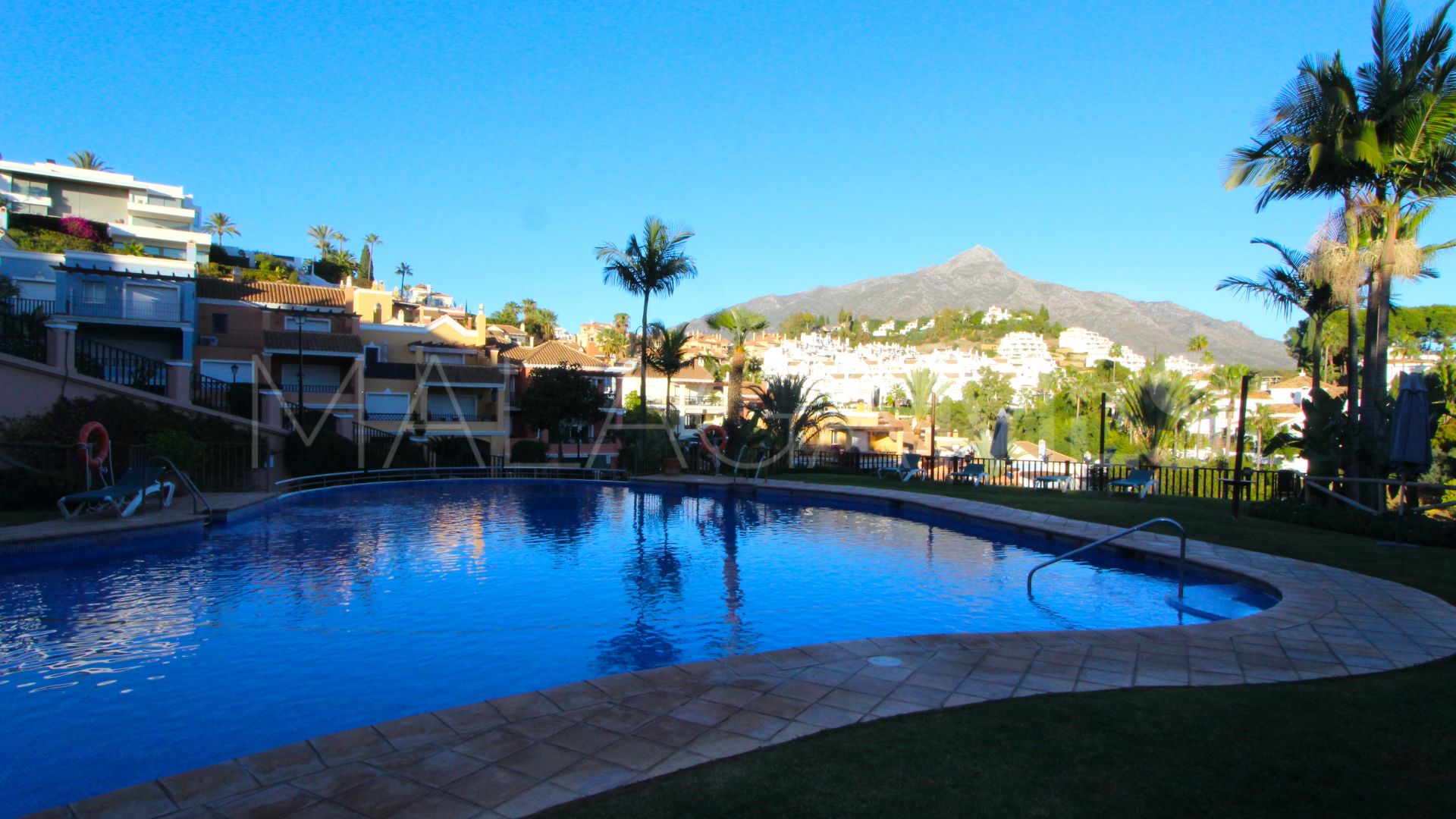 For sale town house with 4 bedrooms in Nueva Andalucia