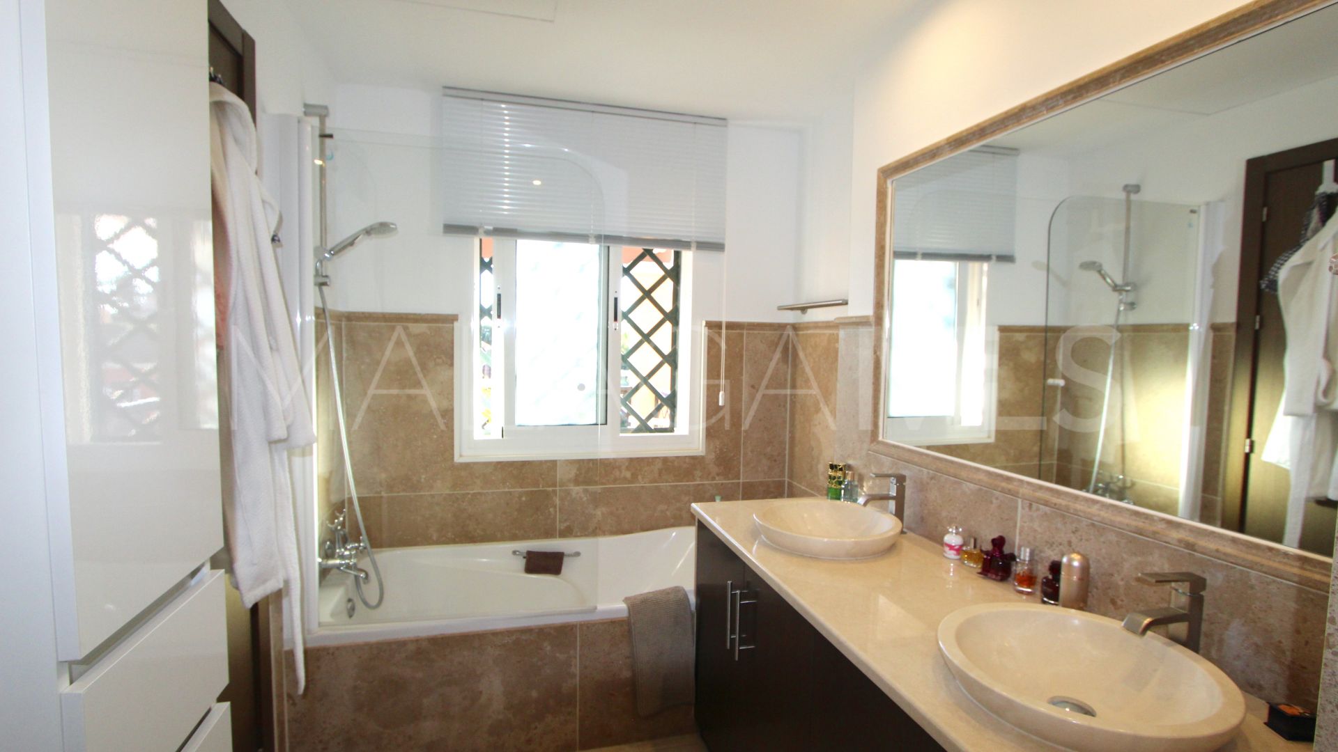 For sale town house with 4 bedrooms in Nueva Andalucia