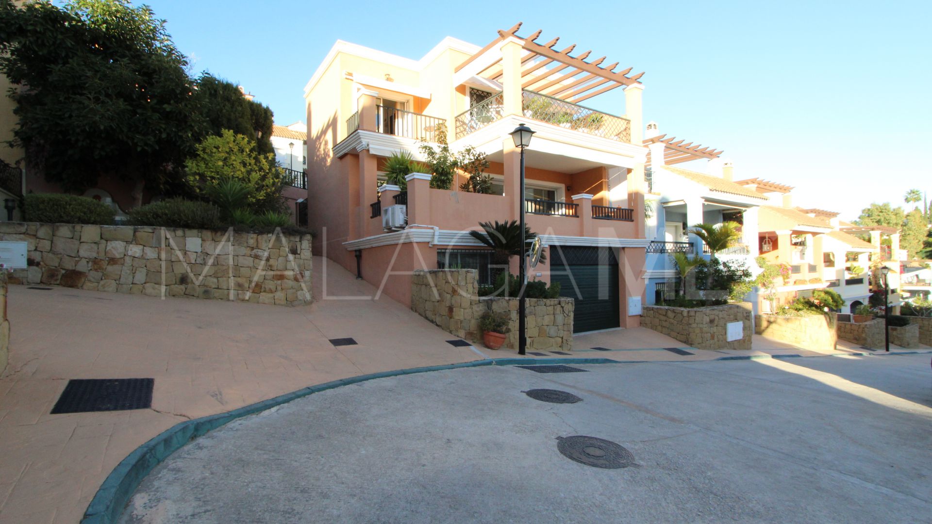 For sale town house with 4 bedrooms in Nueva Andalucia