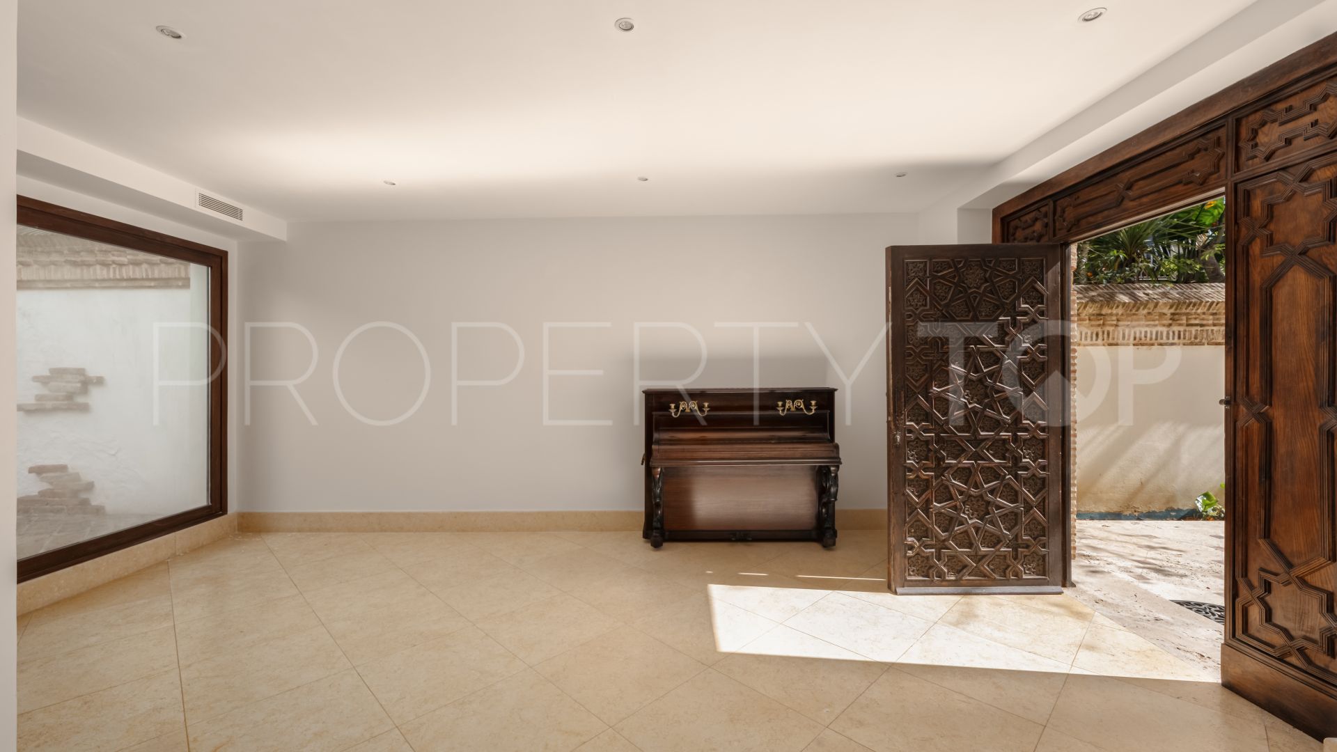 5 bedrooms villa in Puente Romano for sale