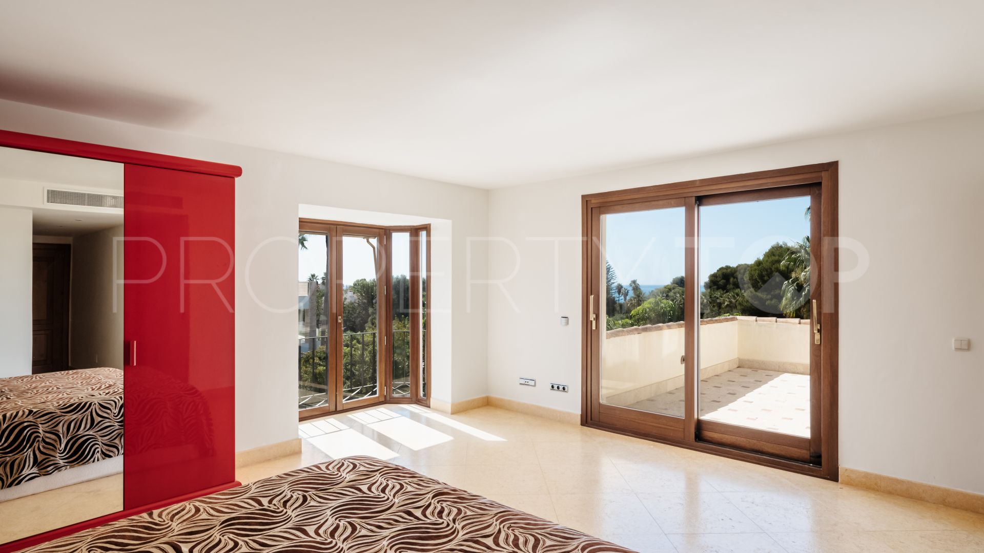 5 bedrooms villa in Puente Romano for sale