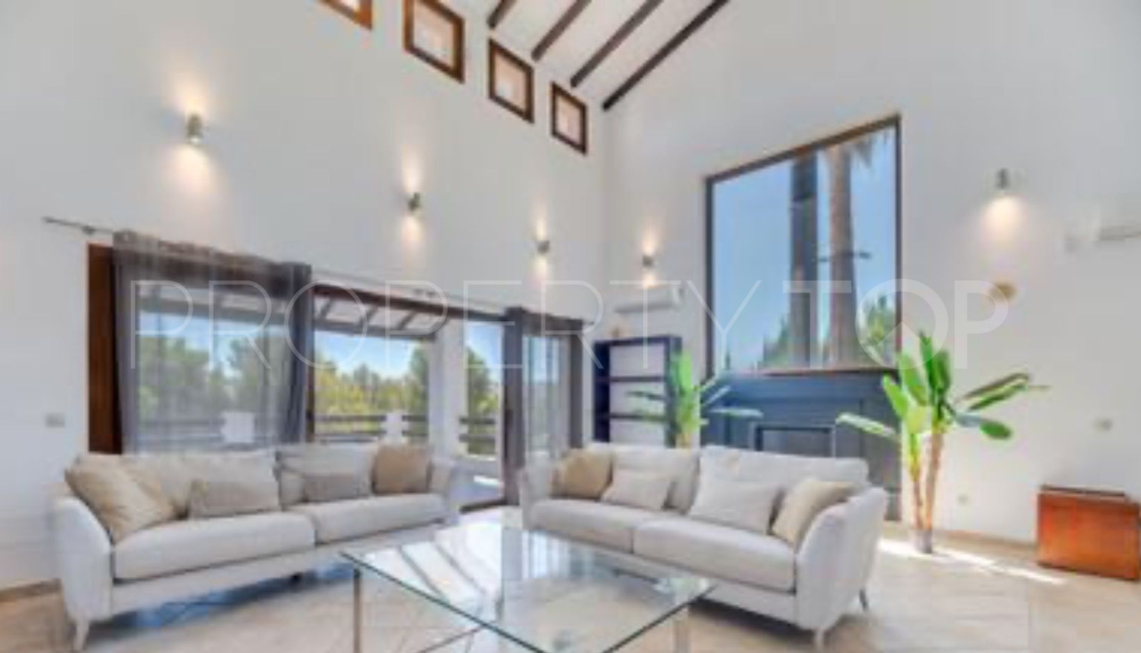 4 bedrooms villa in New Golden Mile for sale