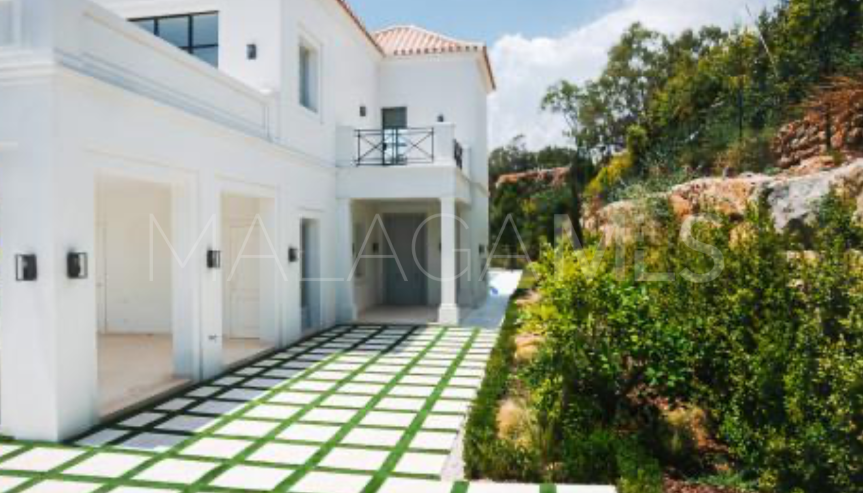 Villa for sale in Nueva Andalucia