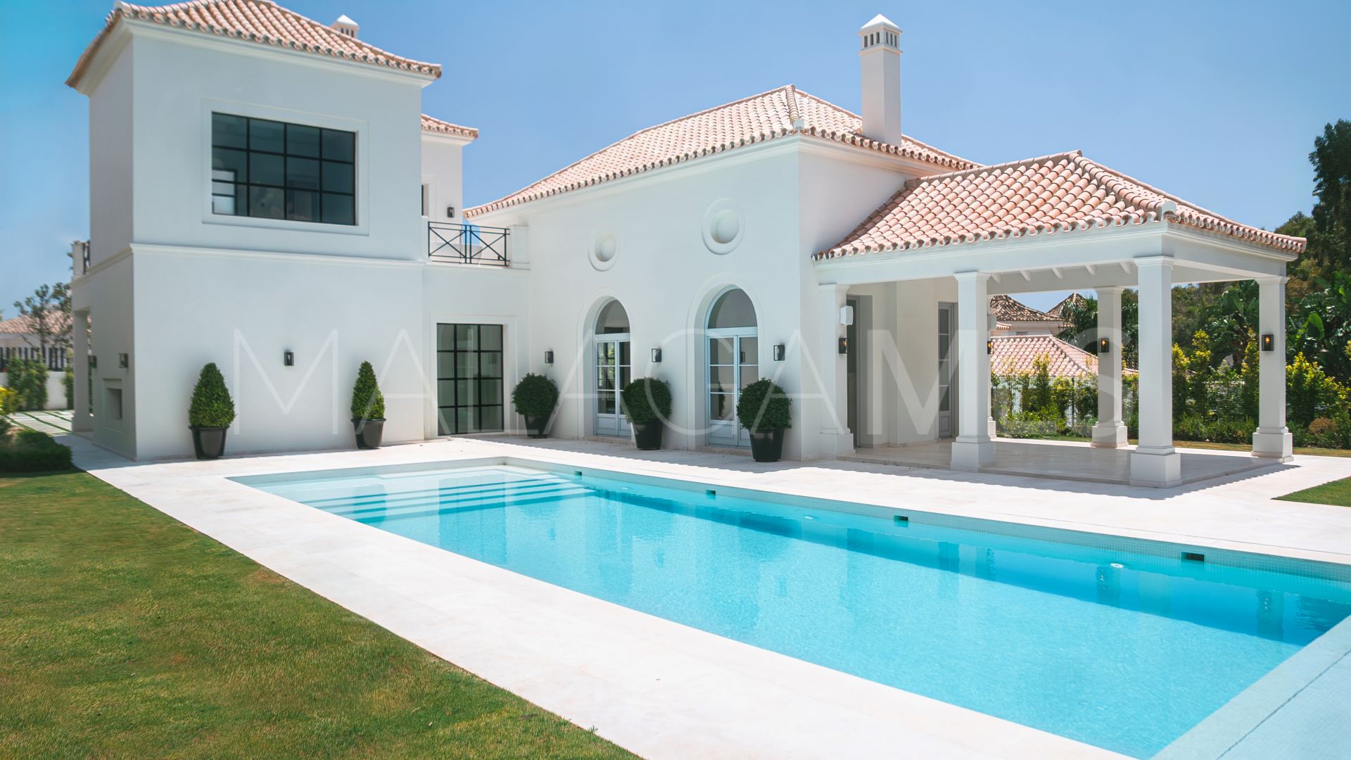 Villa for sale in Nueva Andalucia