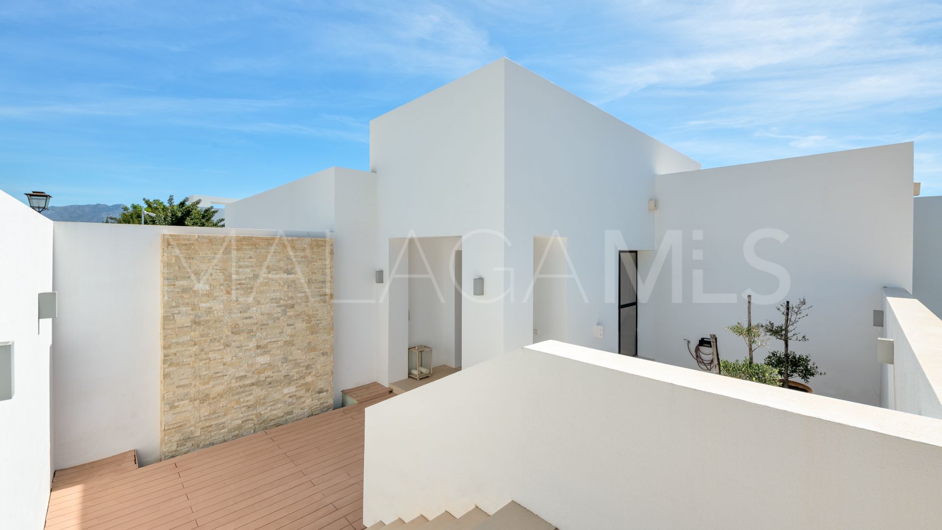 5 bedrooms El Paraiso villa for sale