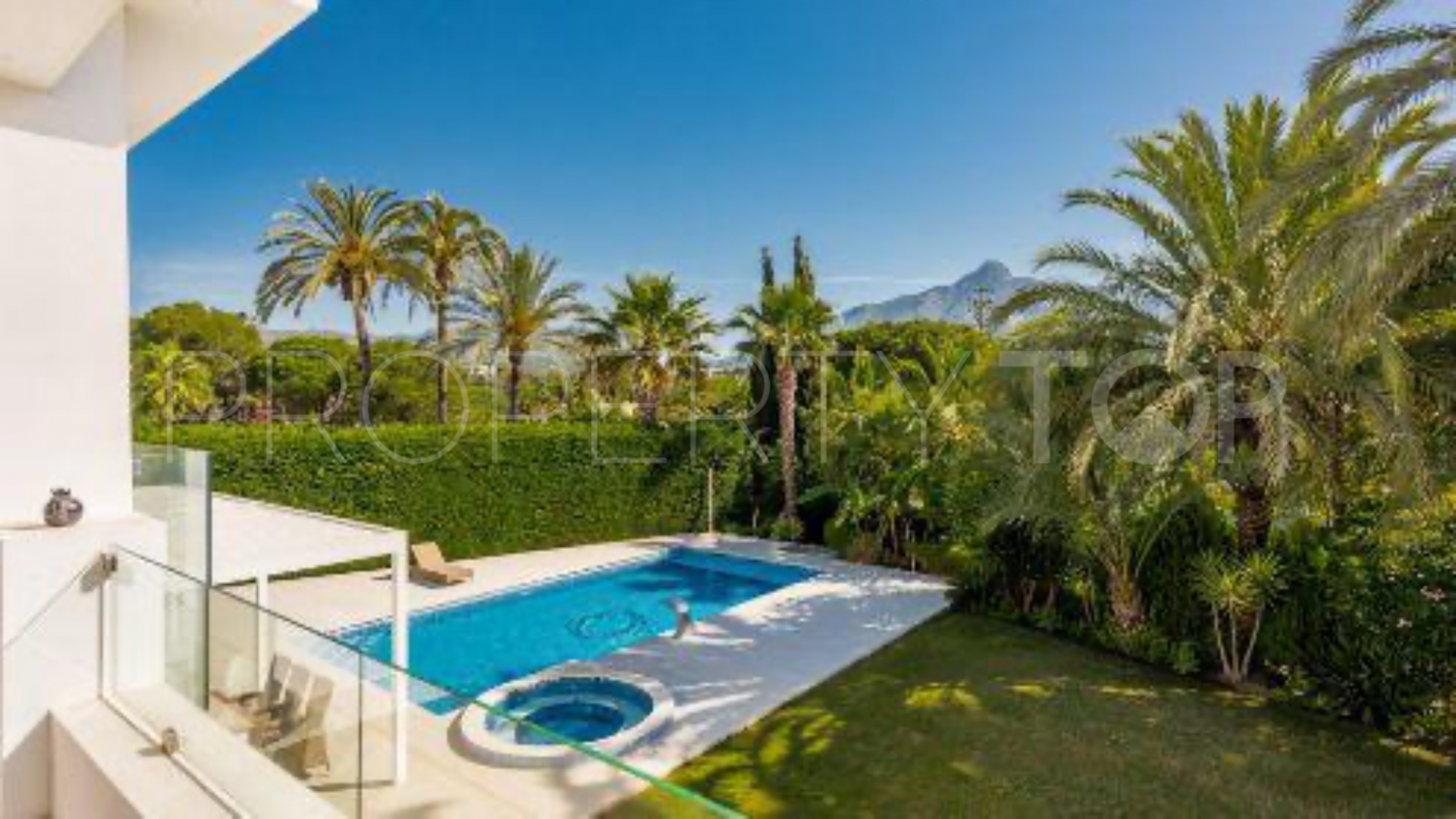 Comprar villa en Nueva Andalucia