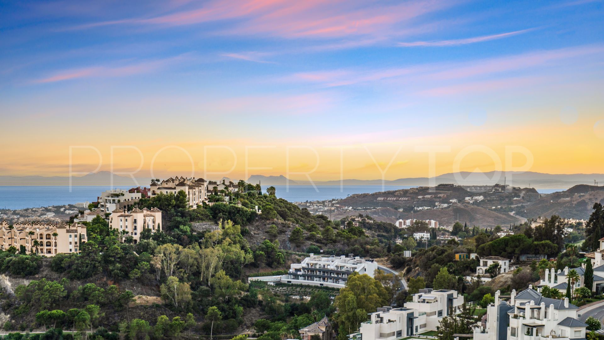 For sale 3 bedrooms penthouse in Benahavis Hills Country Club