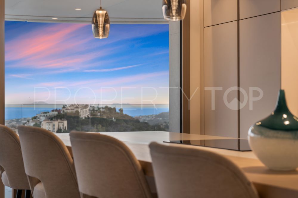 For sale 3 bedrooms penthouse in Benahavis Hills Country Club