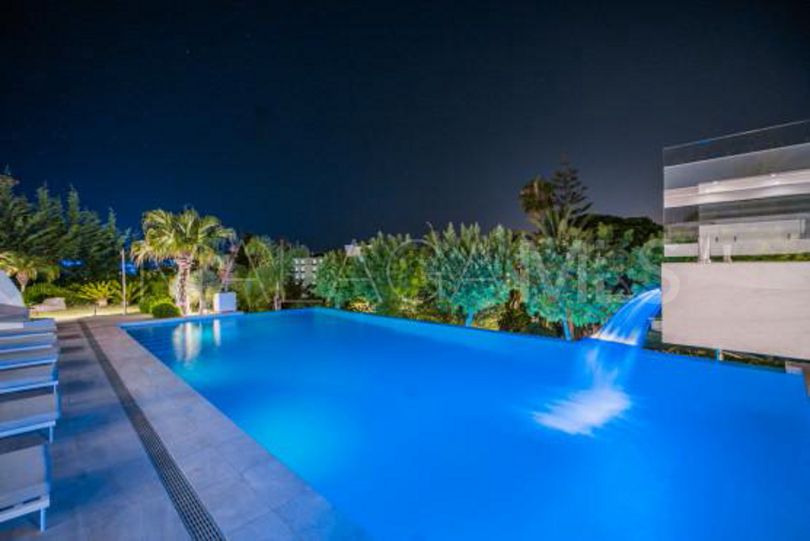 Villa for sale in Nueva Andalucia