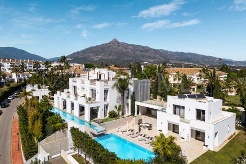 Villa for sale in Nueva Andalucia