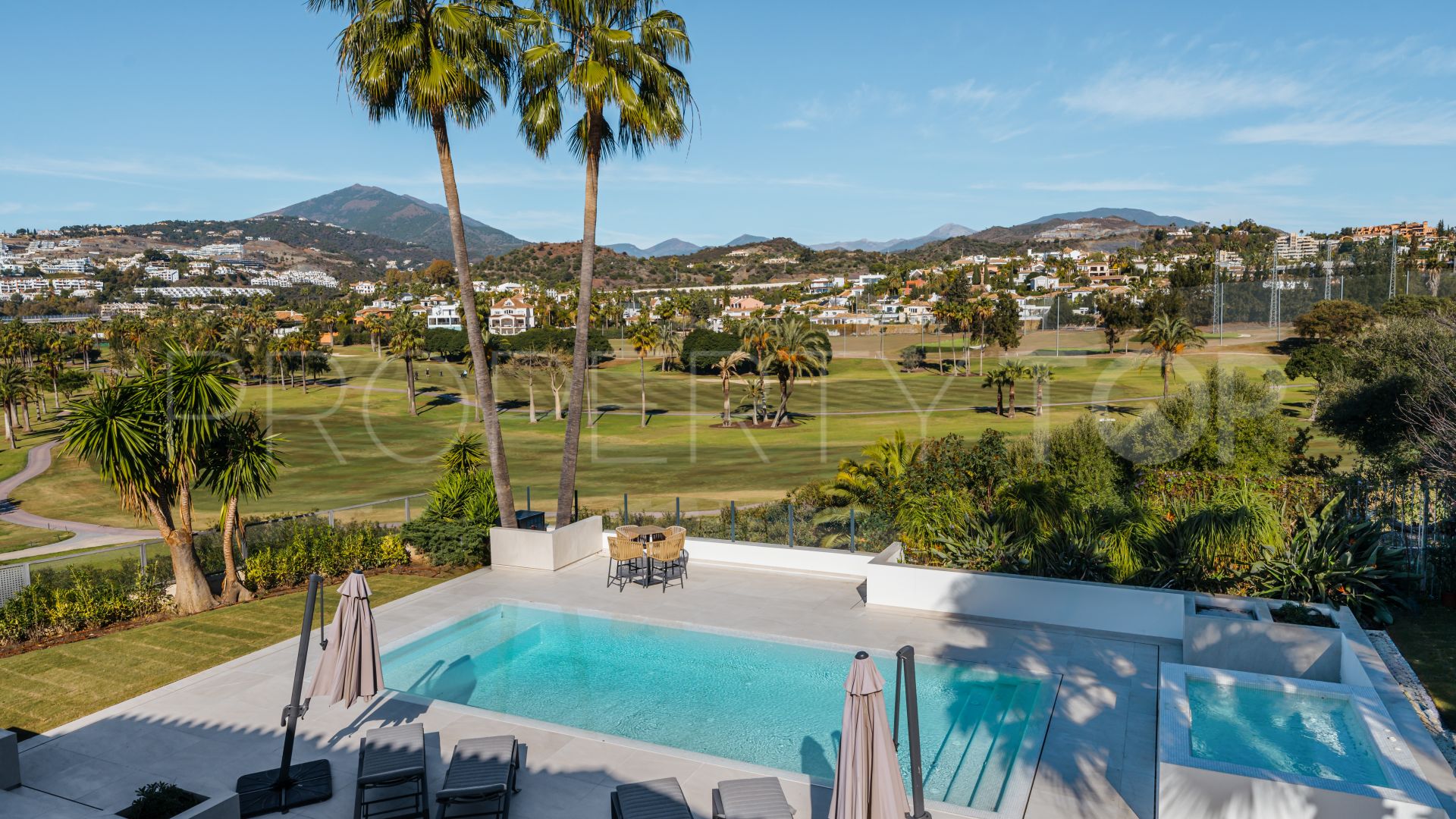 Villa en venta en Los Naranjos Golf con 5 dormitorios