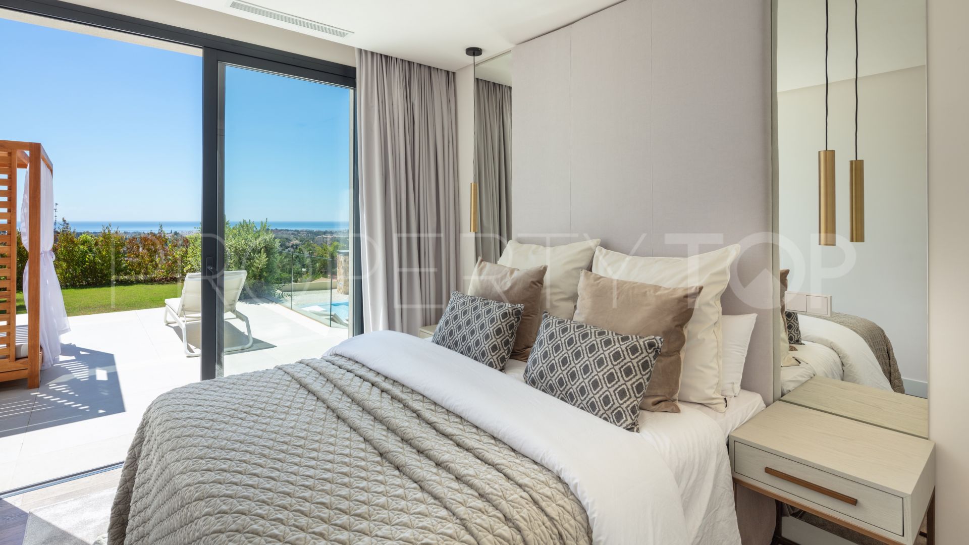 Se vende villa en Nueva Andalucia con 5 dormitorios