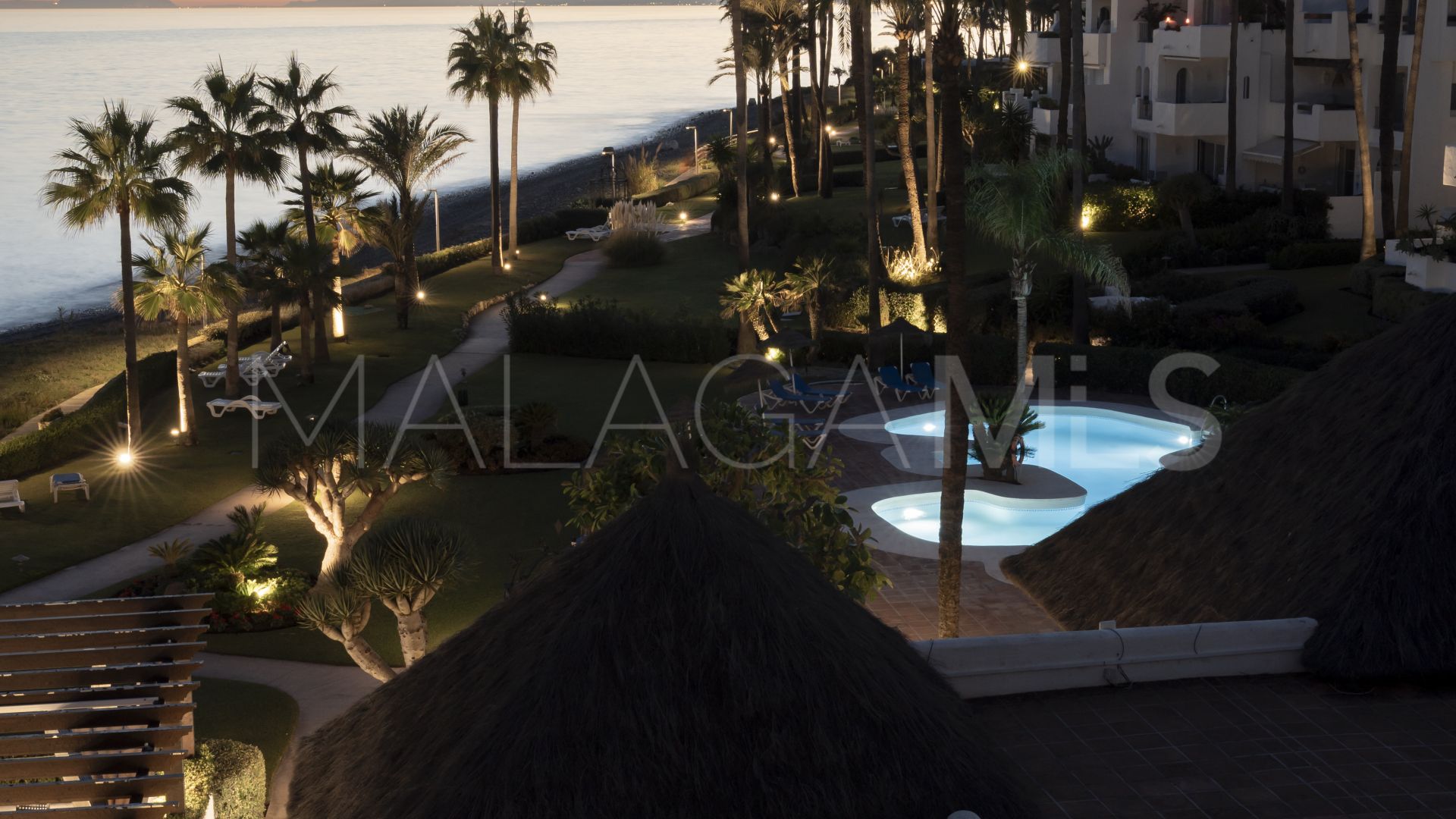 Se vende atico de 2 bedrooms in Alcazaba Beach