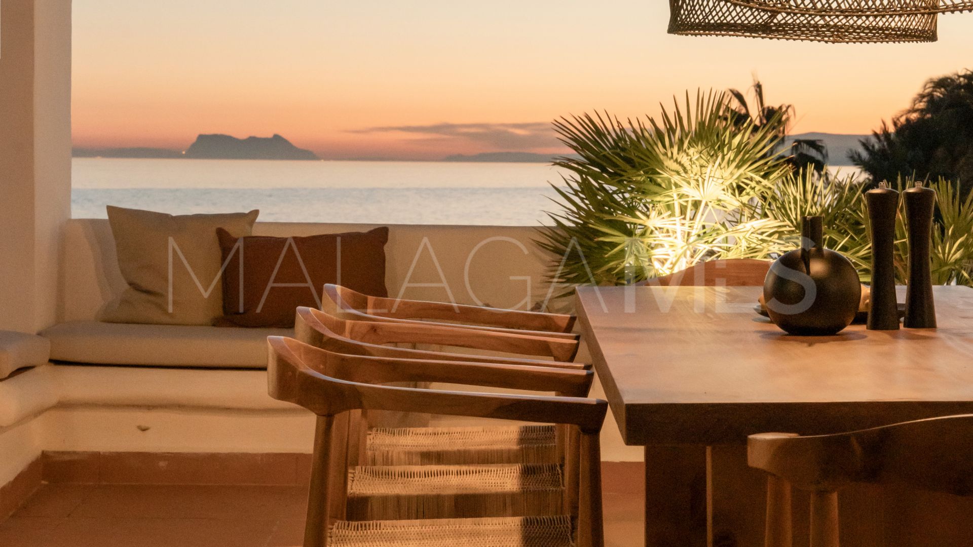 Se vende atico de 2 bedrooms in Alcazaba Beach