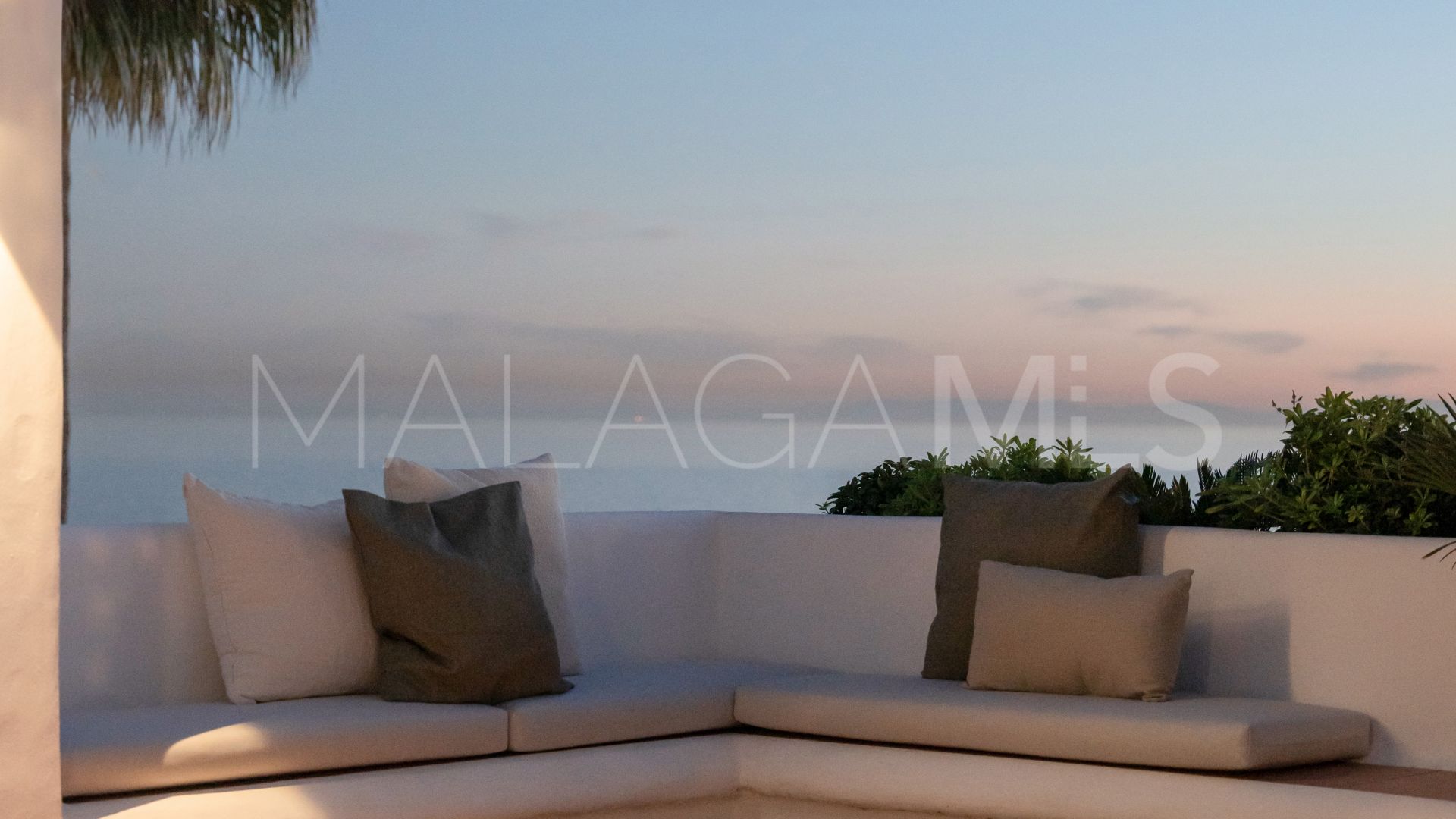 Se vende atico de 2 bedrooms in Alcazaba Beach