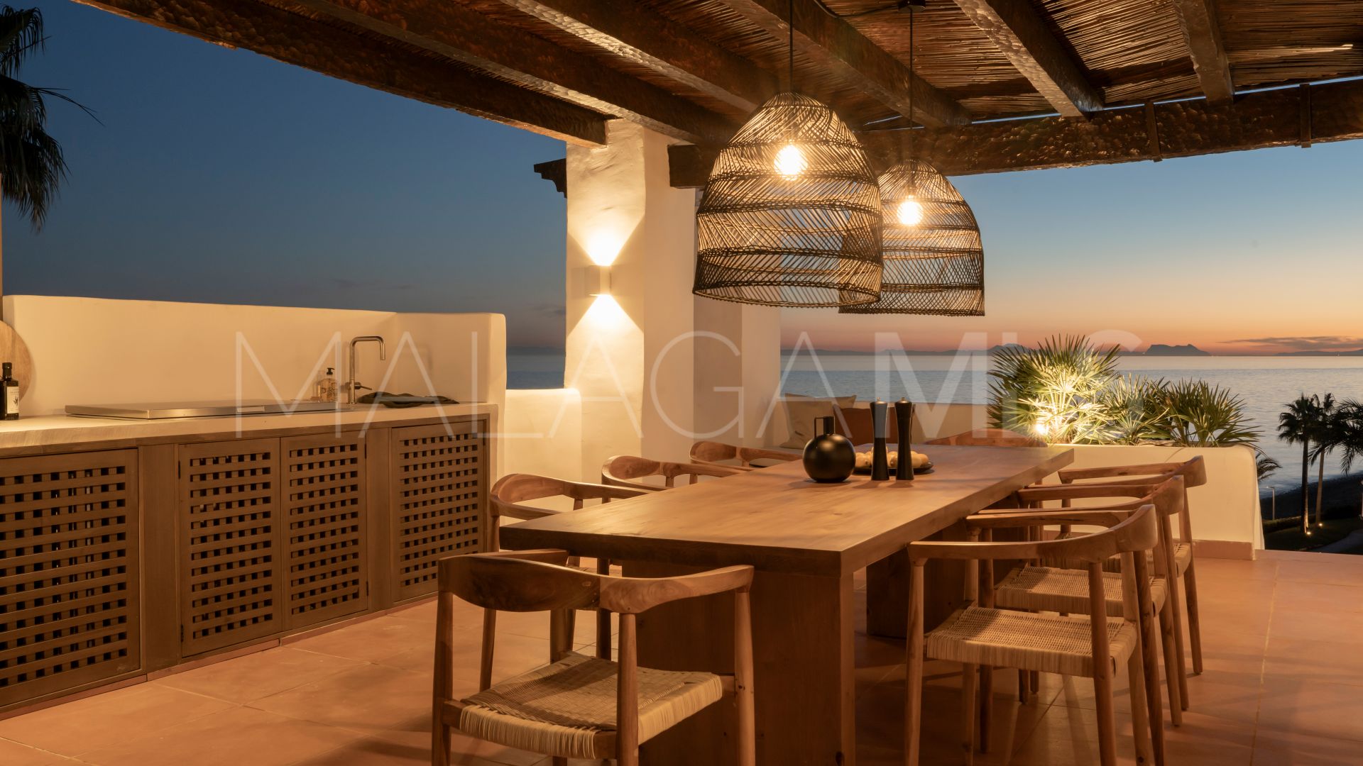 Se vende atico de 2 bedrooms in Alcazaba Beach