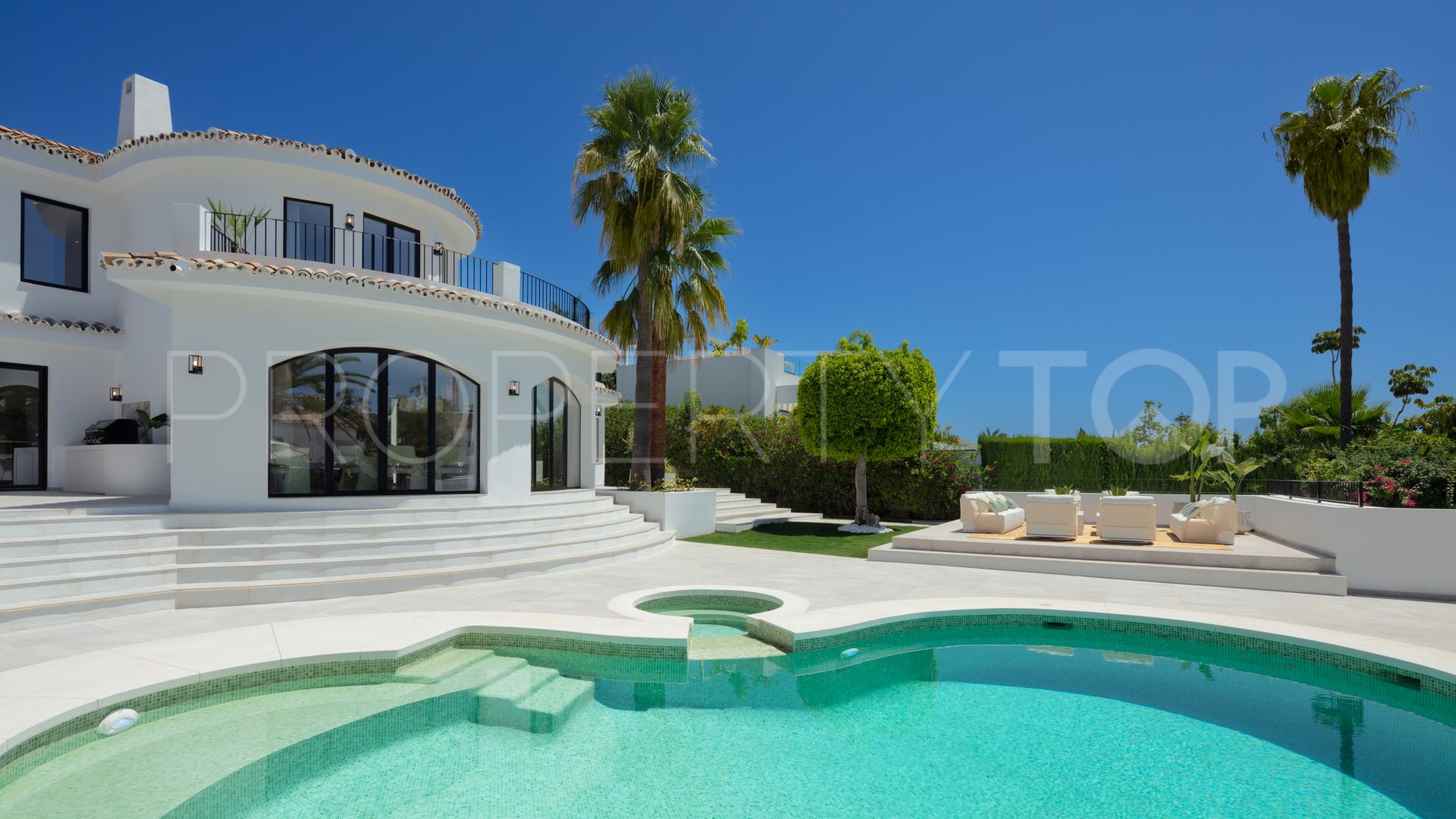 For sale villa with 5 bedrooms in Nueva Andalucia