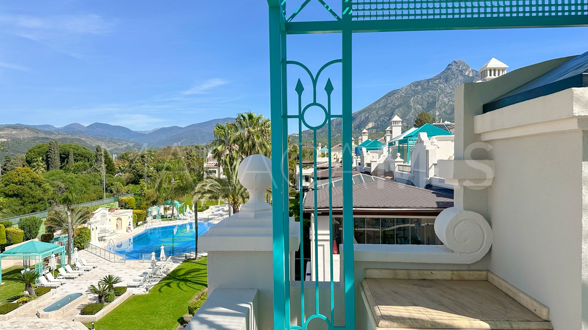 Se vende atico duplex in Lomas de Sierra Blanca with 3 bedrooms