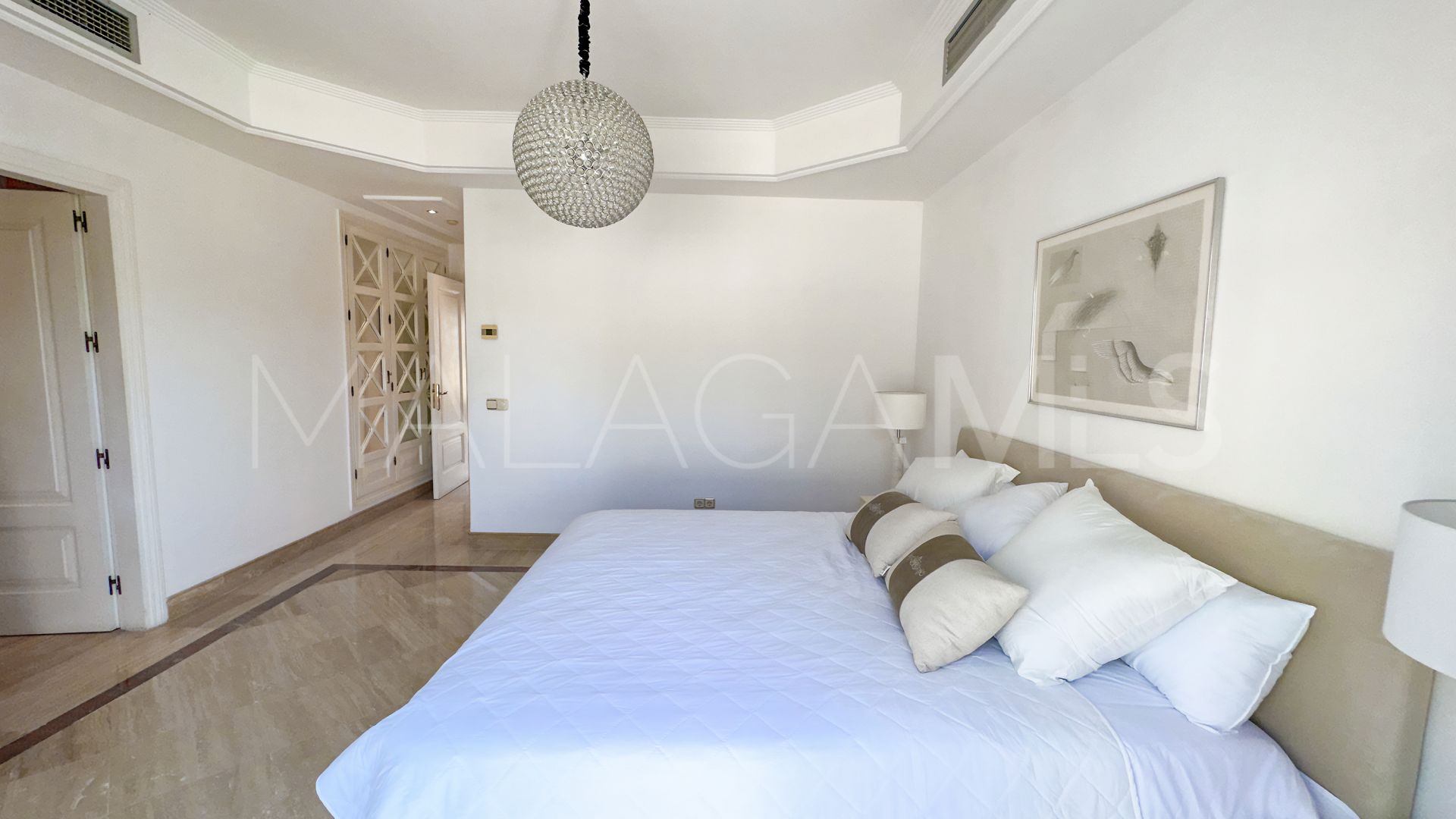 Se vende atico duplex in Lomas de Sierra Blanca with 3 bedrooms