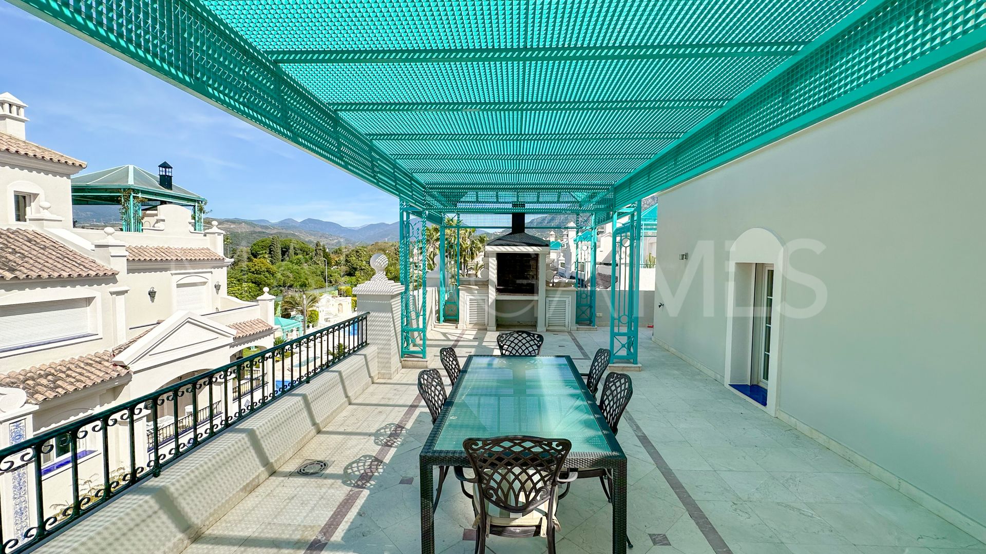 Se vende atico duplex in Lomas de Sierra Blanca with 3 bedrooms
