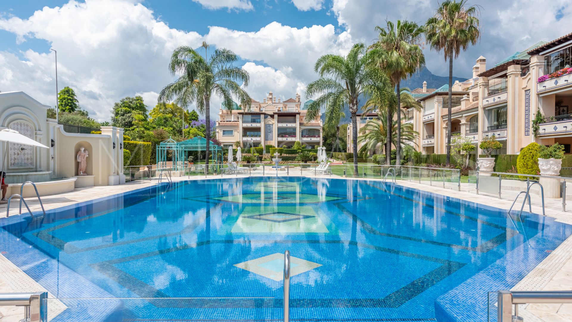 Se vende atico duplex in Lomas de Sierra Blanca with 3 bedrooms