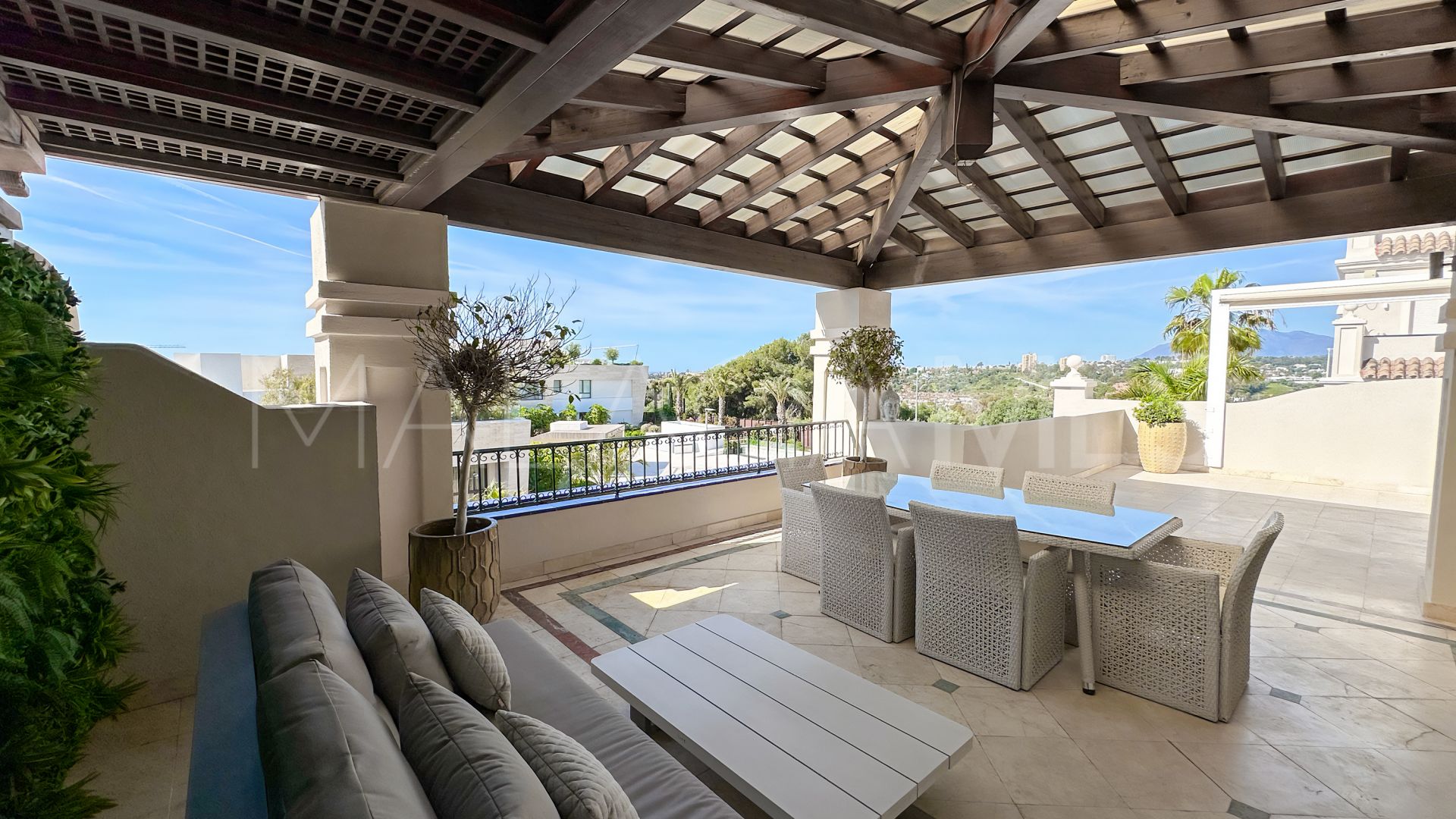 Se vende atico duplex in Lomas de Sierra Blanca with 3 bedrooms