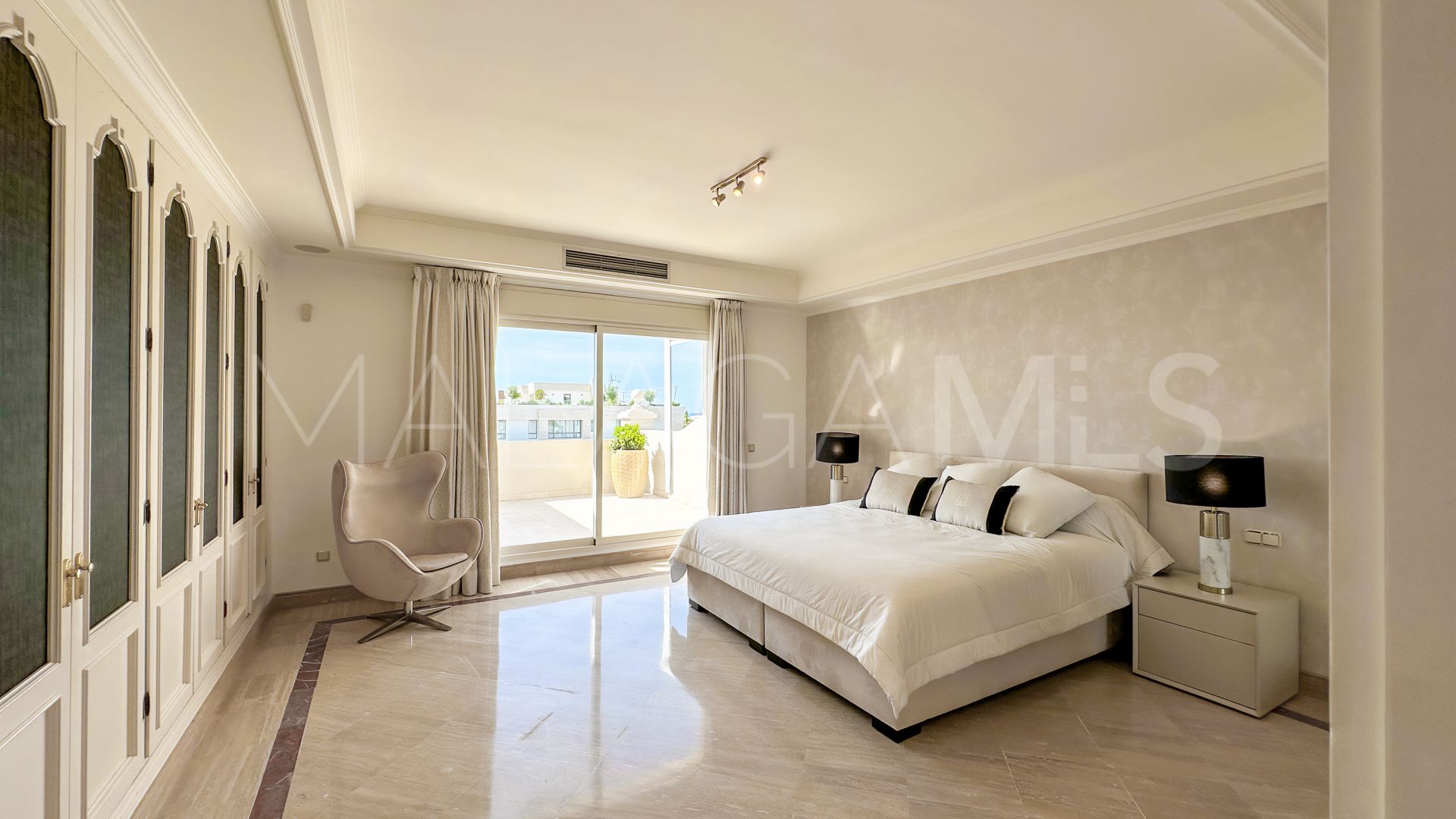Se vende atico duplex in Lomas de Sierra Blanca with 3 bedrooms