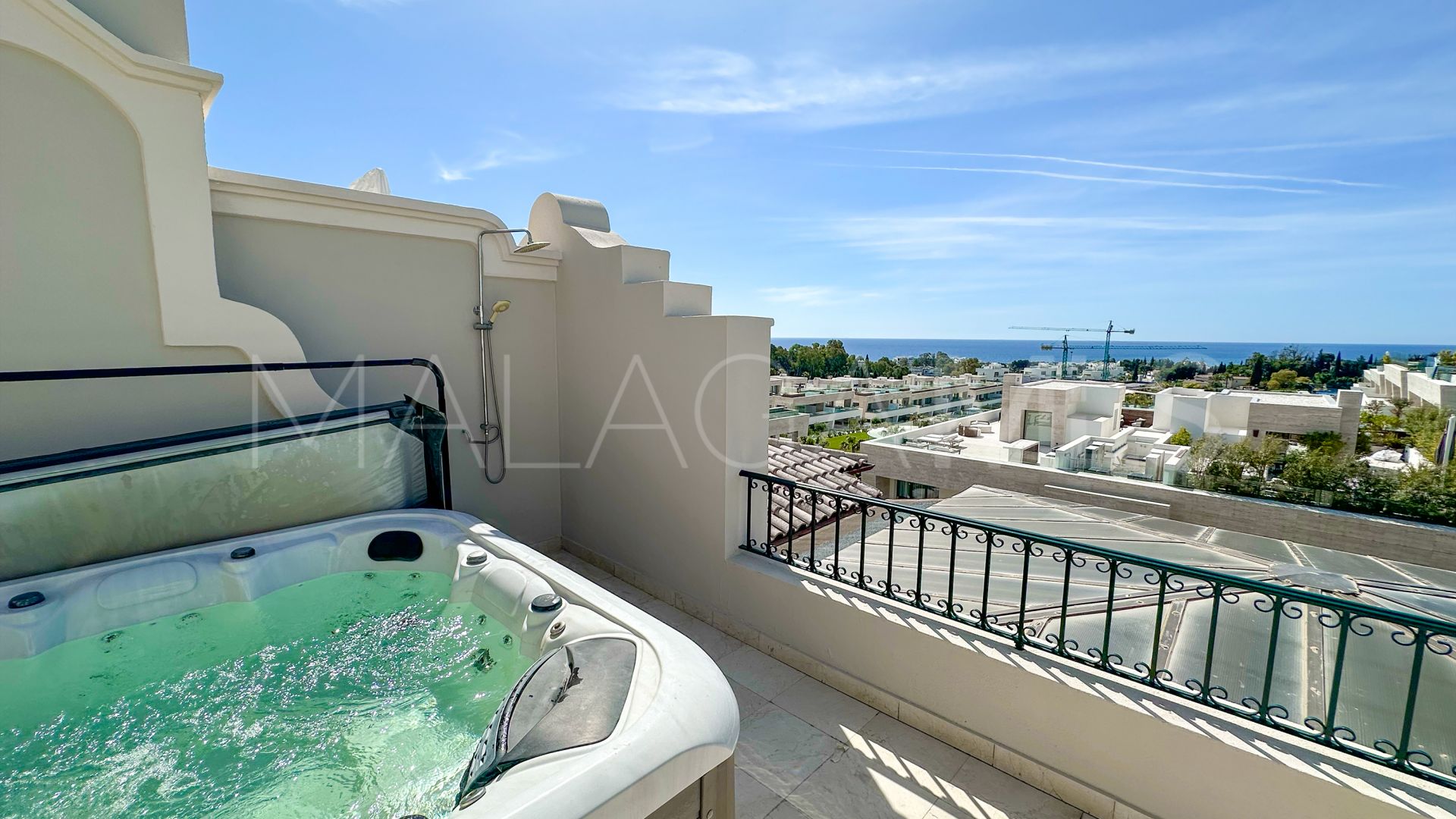 Se vende atico duplex in Lomas de Sierra Blanca with 3 bedrooms