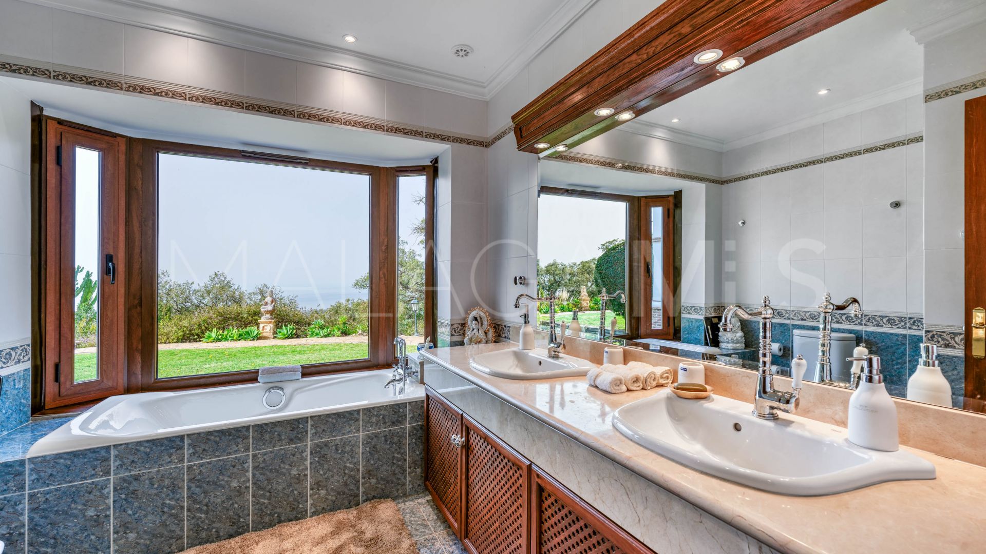 For sale villa in La Mairena with 7 bedrooms