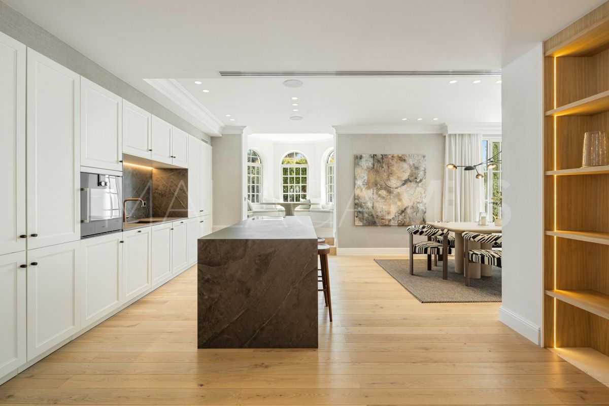 Villa for sale in Nueva Andalucia