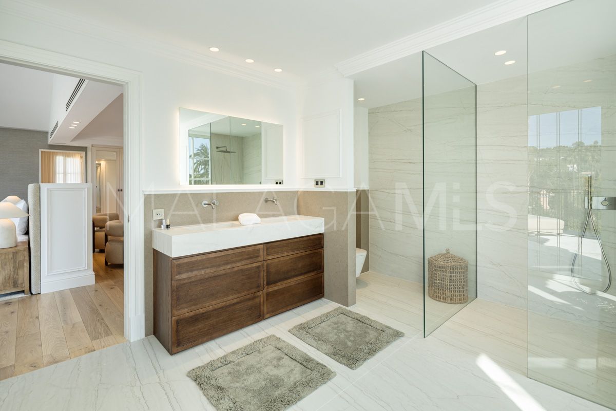 Villa for sale in Nueva Andalucia